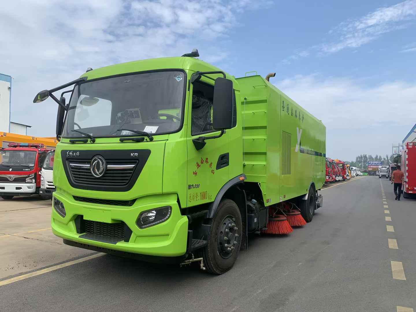 東風天錦掃路車