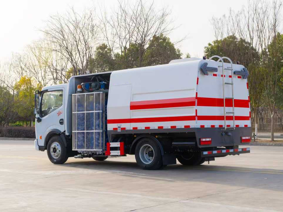 東風(fēng)多利卡護(hù)欄清洗車(chē)